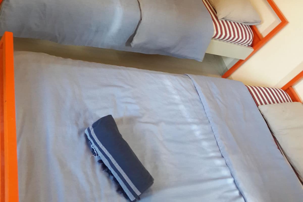 Dormitorio compartido, solo para mujeres, baño compartido | Escritorio, tabla de planchar con plancha, wifi gratis y ropa de cama