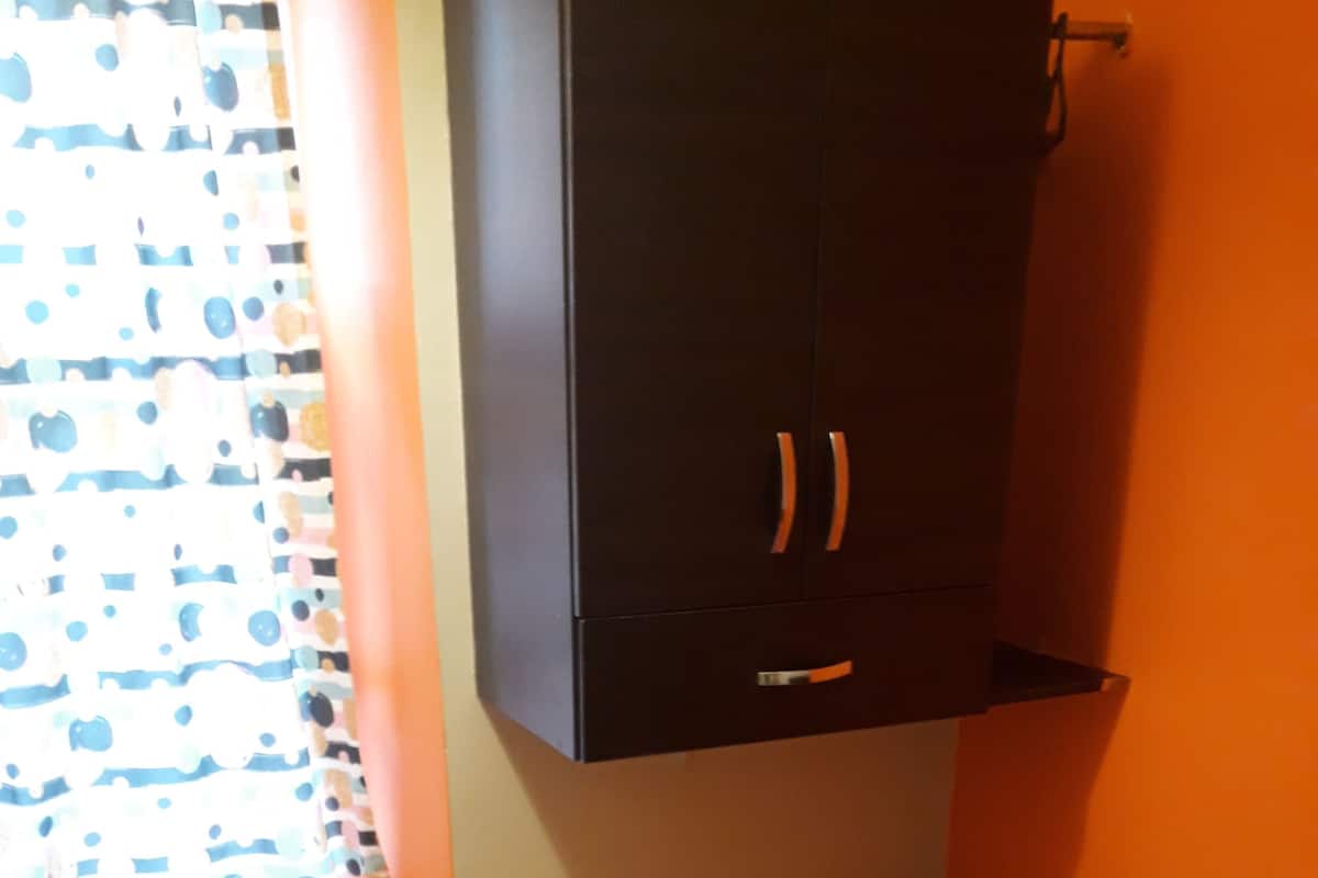 Habitación individual, baño privado | Escritorio, tabla de planchar con plancha, wifi gratis y ropa de cama