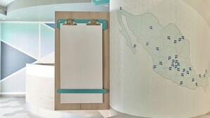A modern interior with a map display and directional signs. - One Puebla Angelópolis Periférico (San Andrés Cholula)
