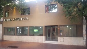 A building with the sign "HOTEL UNIVERSAL" indicating a hotel establishment. - Hotel Universal (Mendoza)