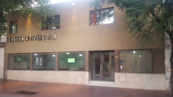 Ein Gebäude mit dem Schild „HOTEL UNIVERSAL“, das ein Hotel kennzeichnet.