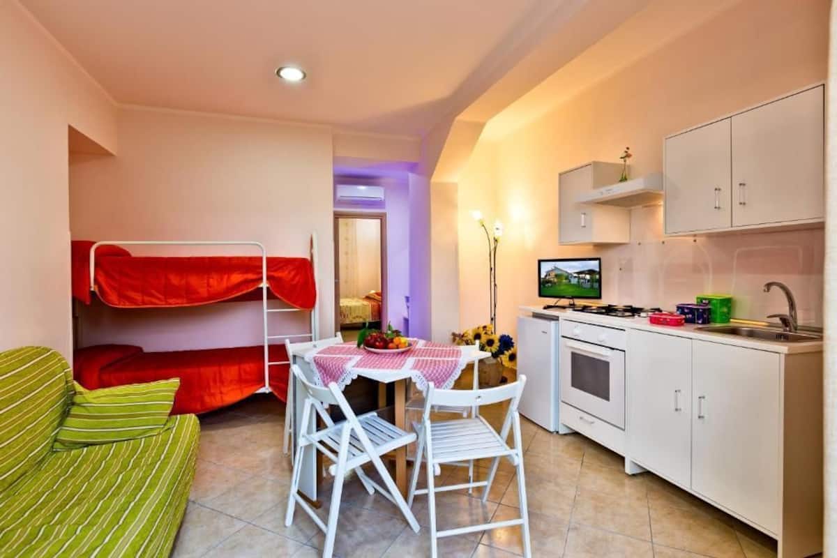 House | Living area | 50-cm flat-screen TV with cable channels, TV