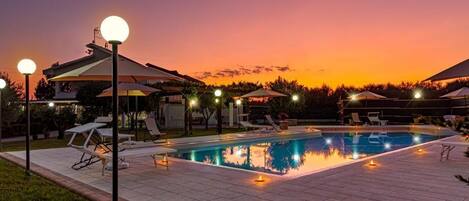 Außenpool (je nach Saison geöffnet), Infinity-Pool, Sonnenschirme