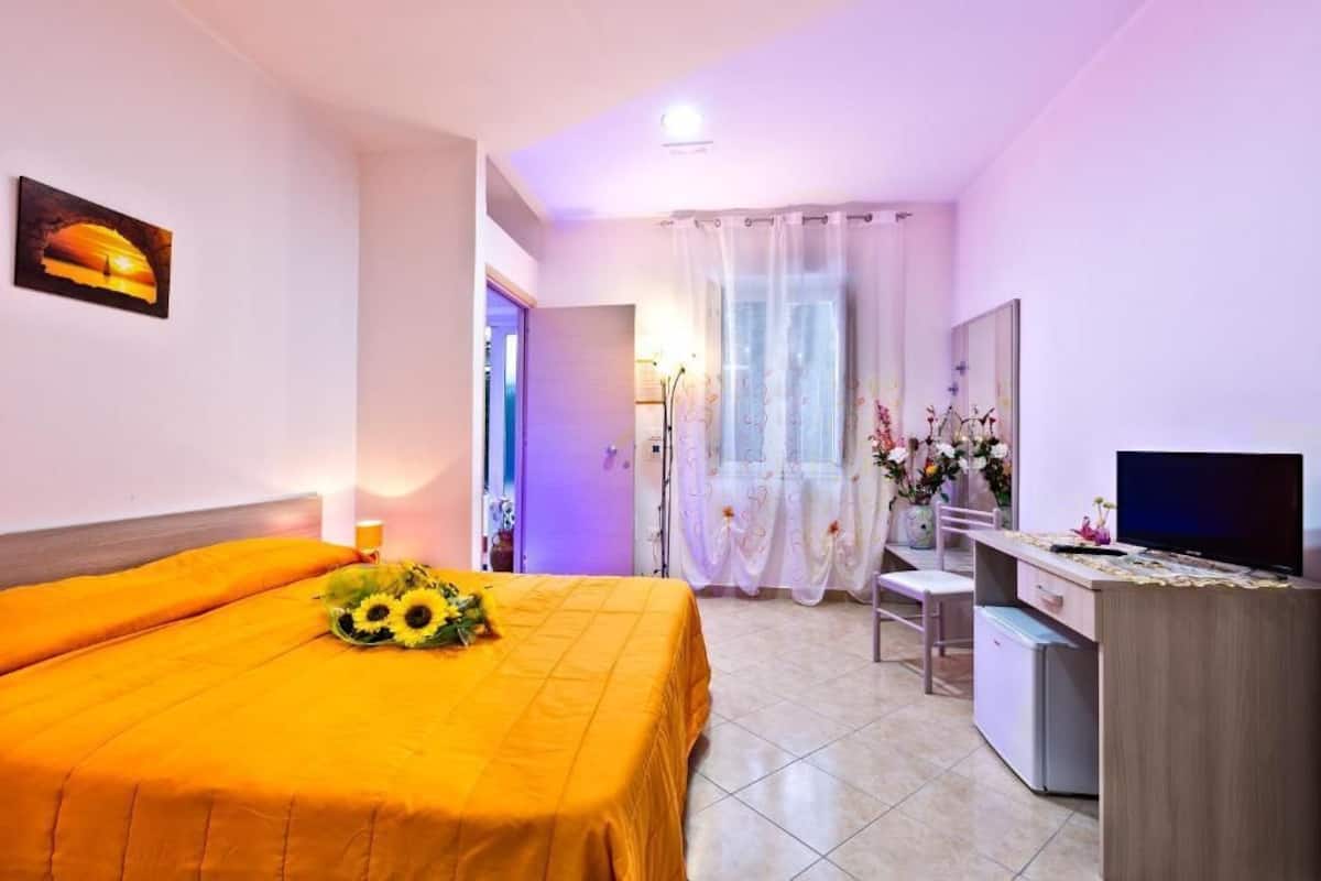 2 bedrooms, premium bedding, down comforters, desk