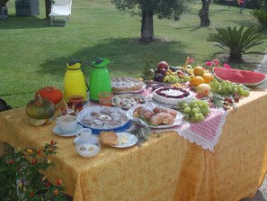 A table set outdoors with various food items and drinks. - Country House Jamm Jà (Capaccio-Paestum)