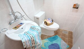Studio (Sky) | Bathroom | Shower, free toiletries, hair dryer, towels - Gyeongpo Bali Pension (Gangneung)