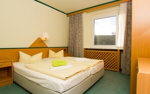 Family Room | Desk, free cots/infant beds, bed sheets - Familotel Aparthotel Am Rennsteig (Wurzbach)