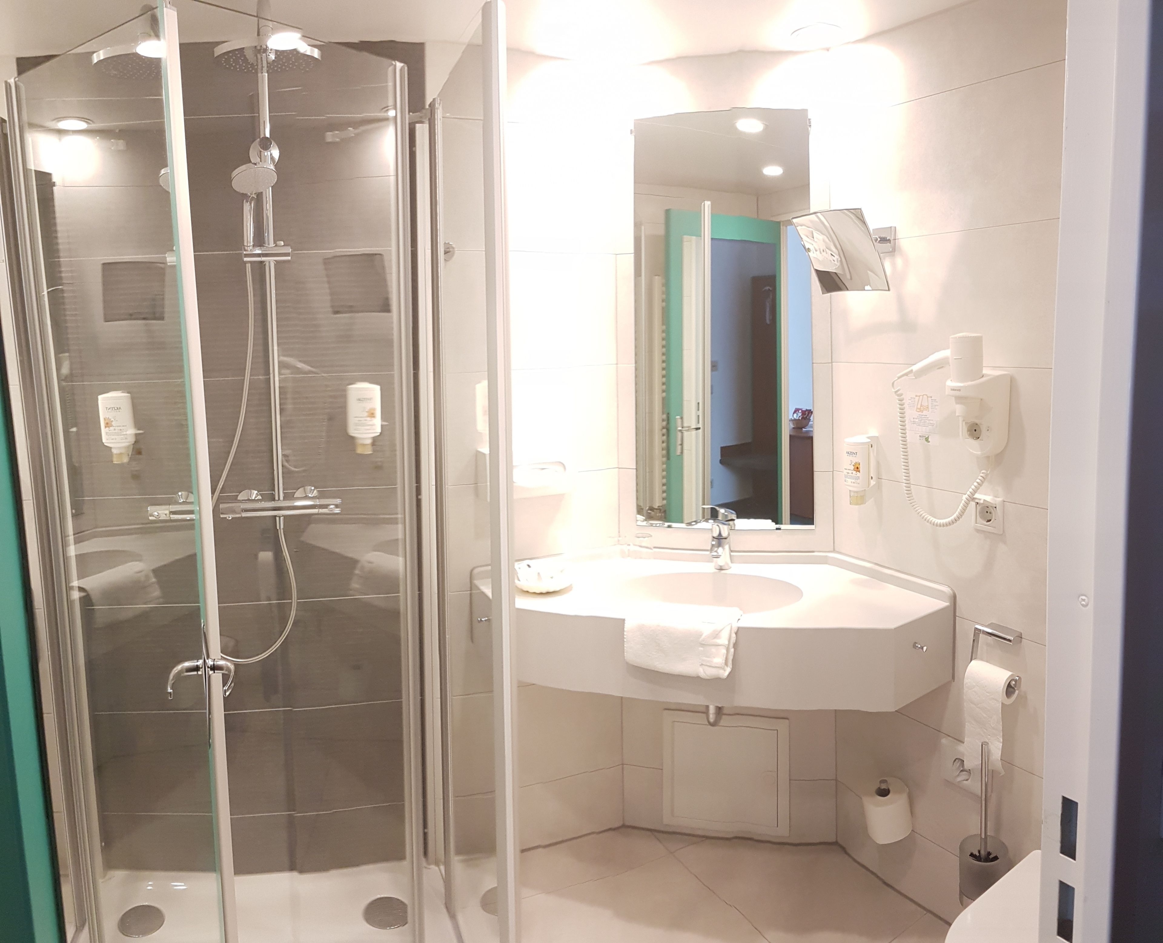 Dusche, kostenlose Toilettenartikel, Haartrockner, Handtücher
