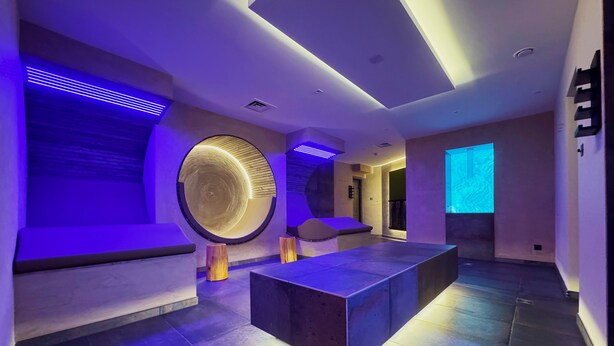 A modern interior with a circular wall feature, a seating area, and a projection screen. - AKZENT Hotel Zur Post (Tabarz)
