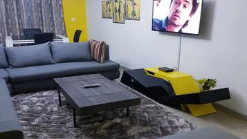 Apartamento conforto, 2 quartos, sacada | Sala de estar | TV de tela plana