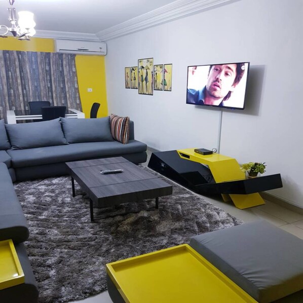 Appartement Confort, 2 chambres, balcon | Salle de séjour | Télévision à écran plat