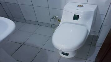 Apartamento conforto, 2 quartos, sacada | Banheiro | Chuveiro, toalhas de banho