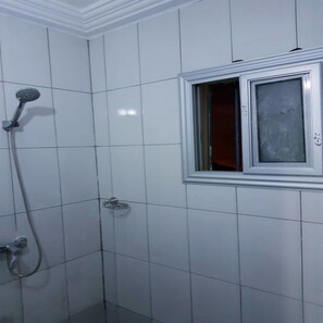 Appartement Confort, 2 chambres, balcon | Salle de bain | Douche, serviettes fournies