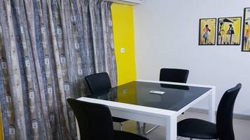 Apartamento conforto, 2 quartos, sacada | Opções para refeição no quarto