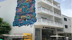 A multi-story building with a colorful graffiti mural on the side. - Sea Colors Hotel (San Andrés)