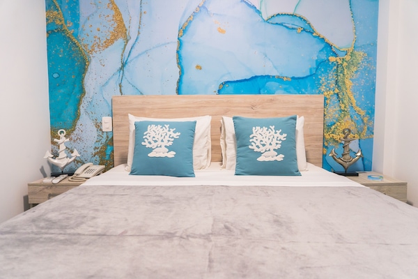 Deluxe kamer, 1 queensize bed | 1 slaapkamer, luxe beddengoed, een minibar met enkele gratis items