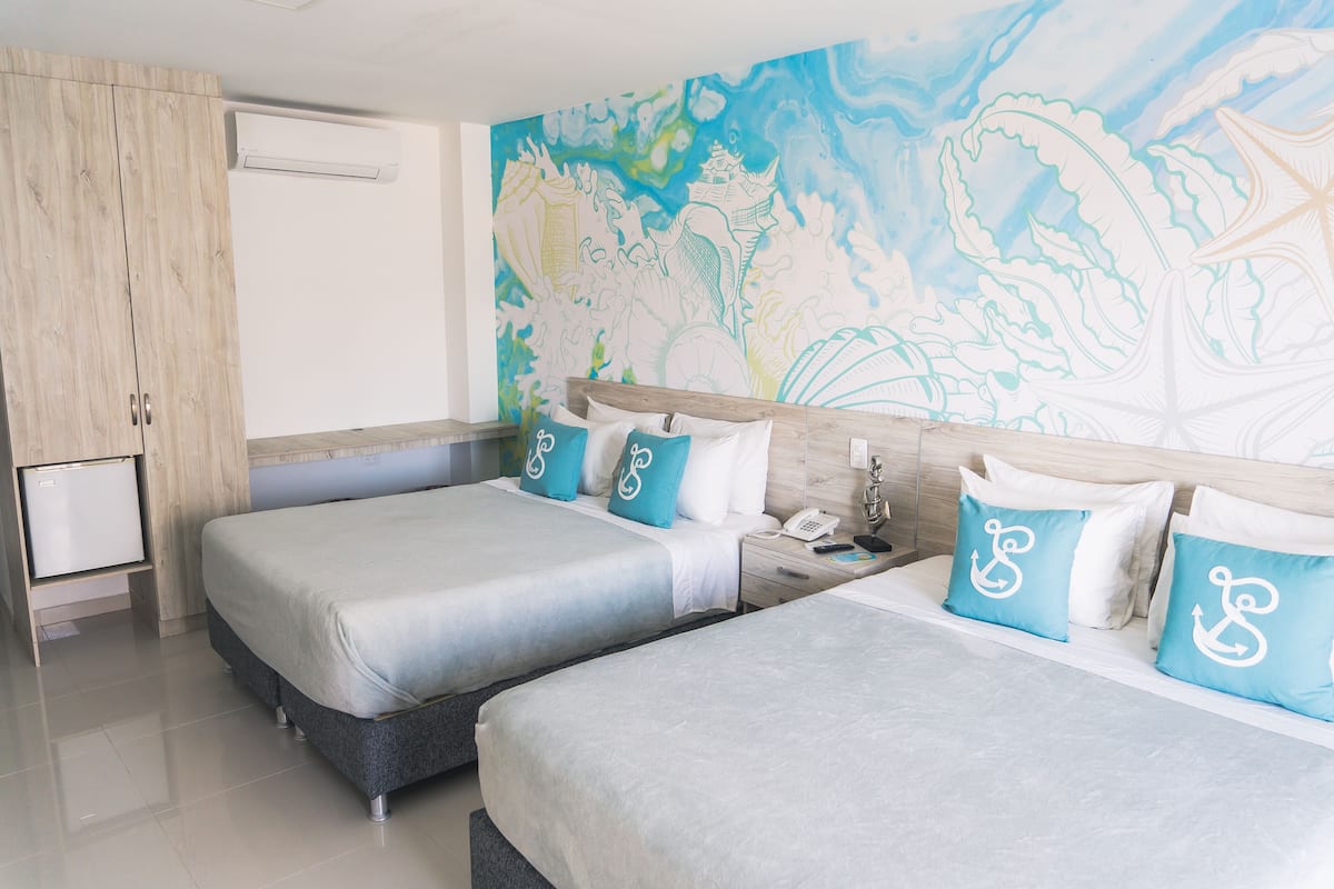 Junior suite, 2 queensize bedden, gedeeltelijk uitzicht op oceaan | 1 slaapkamer, luxe beddengoed, een minibar met enkele gratis items
