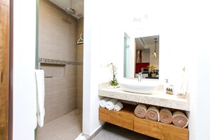 Studio | Badkamer | Een douche, handdoeken