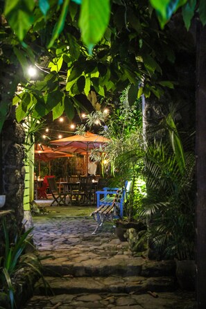 供应早餐、午餐和晚餐