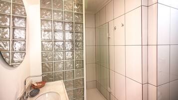 SUITE CASARIO | Bathroom | Shower, free toiletries, hair dryer, towels