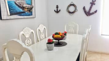 Deluxe House, Multiple Bedrooms, Non Smoking, Courtyard View | In-room dining