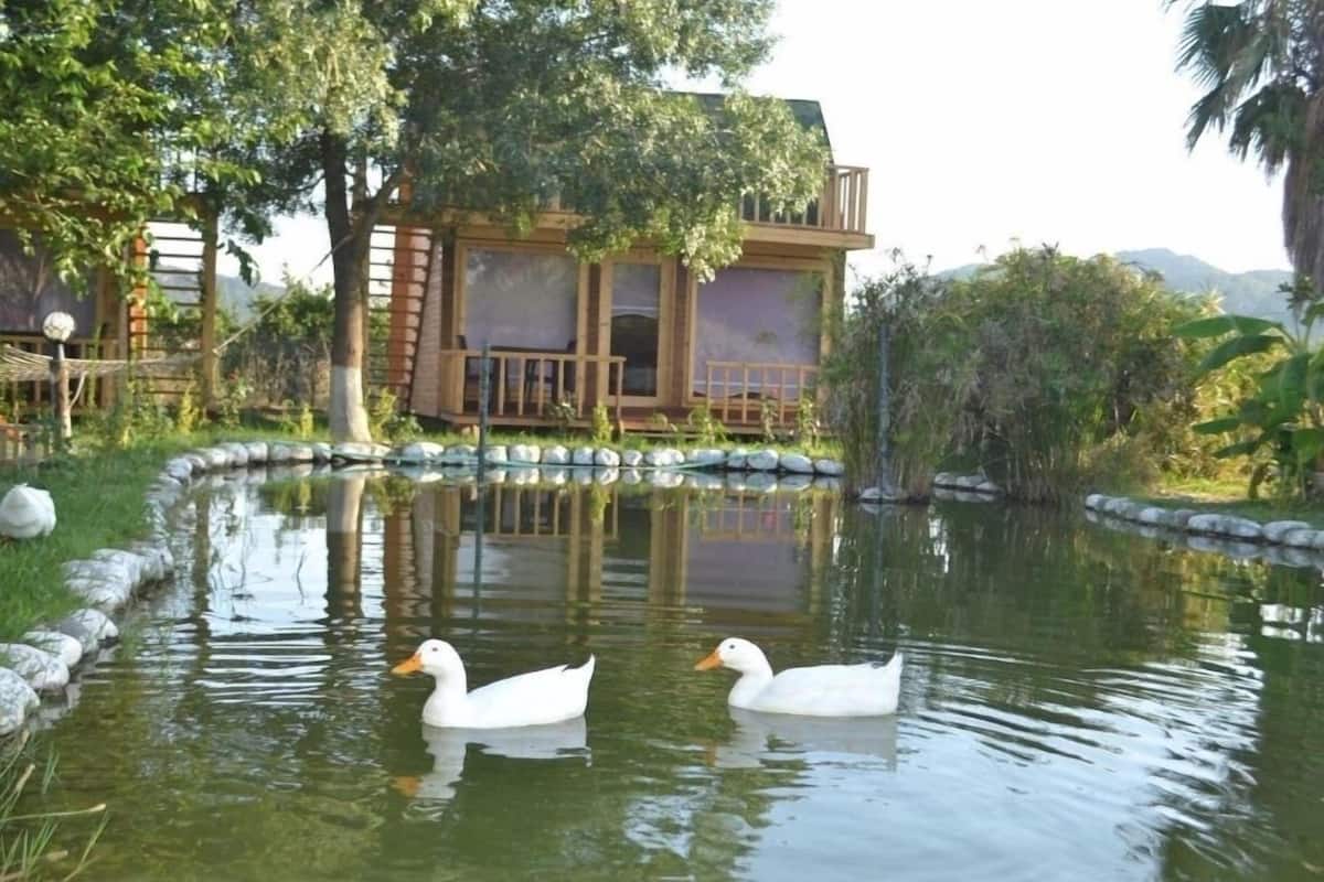 Bungalow, Garden View, Lakeside | 1 bilik tidur, peralatan tempat tidur premium, peti besi dalam bilik