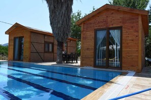 สตูดิโอ, นำสัตว์เลี้ยงเข้าได้, วิวสระว่ายน้ำ | เครื่องนอนระดับพรีเมียม, ตู้นิรภัยในห้องพัก, Wi-Fi ฟรี, ผ้าปูที่นอน