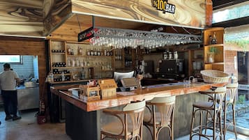 Aperto a colazione, pranzo e cena, con vista sulla piscina