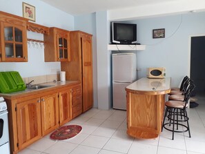 Apartamento Confort, 2 habitaciones, cocina | Cocina privada | Frigorífico grande, microondas, horno y placa de cocina