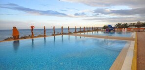 Una piscina techada, 4 piscinas al aire libre, sombrillas