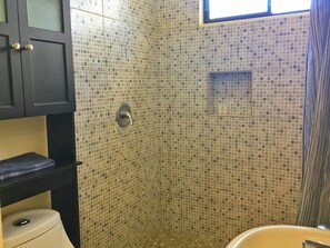 Exclusive House, Multiple Bedrooms, Non Smoking, Courtyard View | Bathroom | Shower, free toiletries, towels, soap