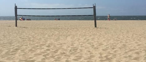 Vlak bij het strand, ligstoelen aan het strand, strandlakens