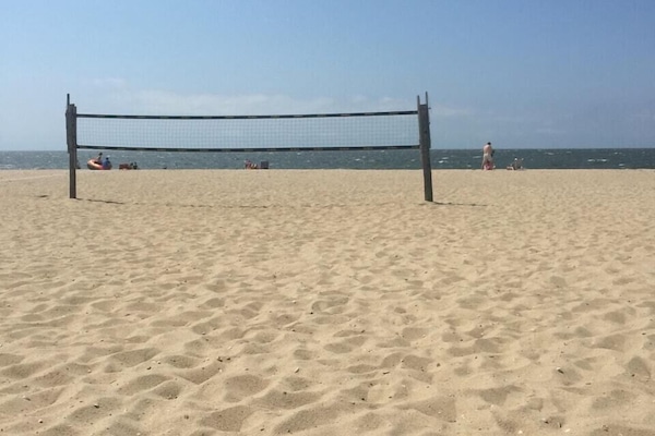 Beach nearby, sun loungers, beach towels