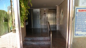 A marble staircase leading to an elevator in a building. - EDEN PARK - 5 beds (2 BEDROOMS) (Benidorm)