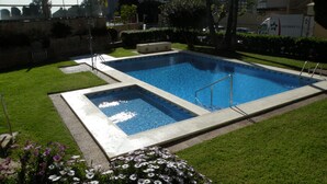 A rectangular swimming pool with a metal ladder and a smaller adjacent pool. - EDEN PARK - 5 beds (2 BEDROOMS) (Benidorm)