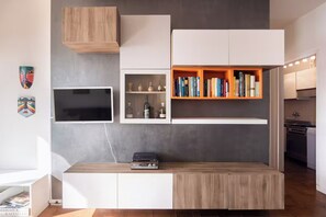 Réfrigérateur, four à micro-ondes, lave-vaisselle, cafetière-théière