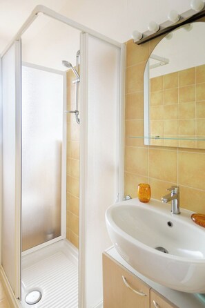 Shower, hair dryer, bidet, towels