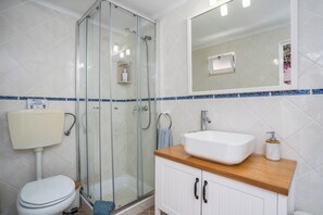 Dusj, hårføner, håndklær og såpe