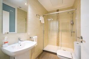 Shower, hair dryer, towels - 5 Getaria A , super central spacious apartment (San Sebastián)