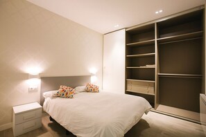 2 Schlafzimmer, Betten mit Memory-Foam-Matratzen, Bügeleisen/Bügelbrett