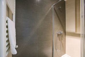 Shower, hair dryer, towels - 5 Getaria A , super central spacious apartment (San Sebastián)