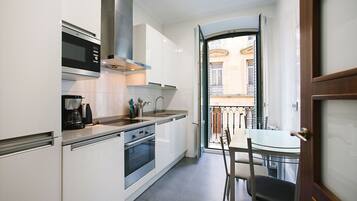 Een koelkast, een microgolfoven, een oven, een kookplaat