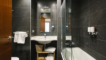 Een bad, een haardroger, handdoeken