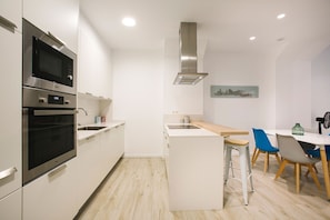 Frigorifero, microonde, forno, piano cottura