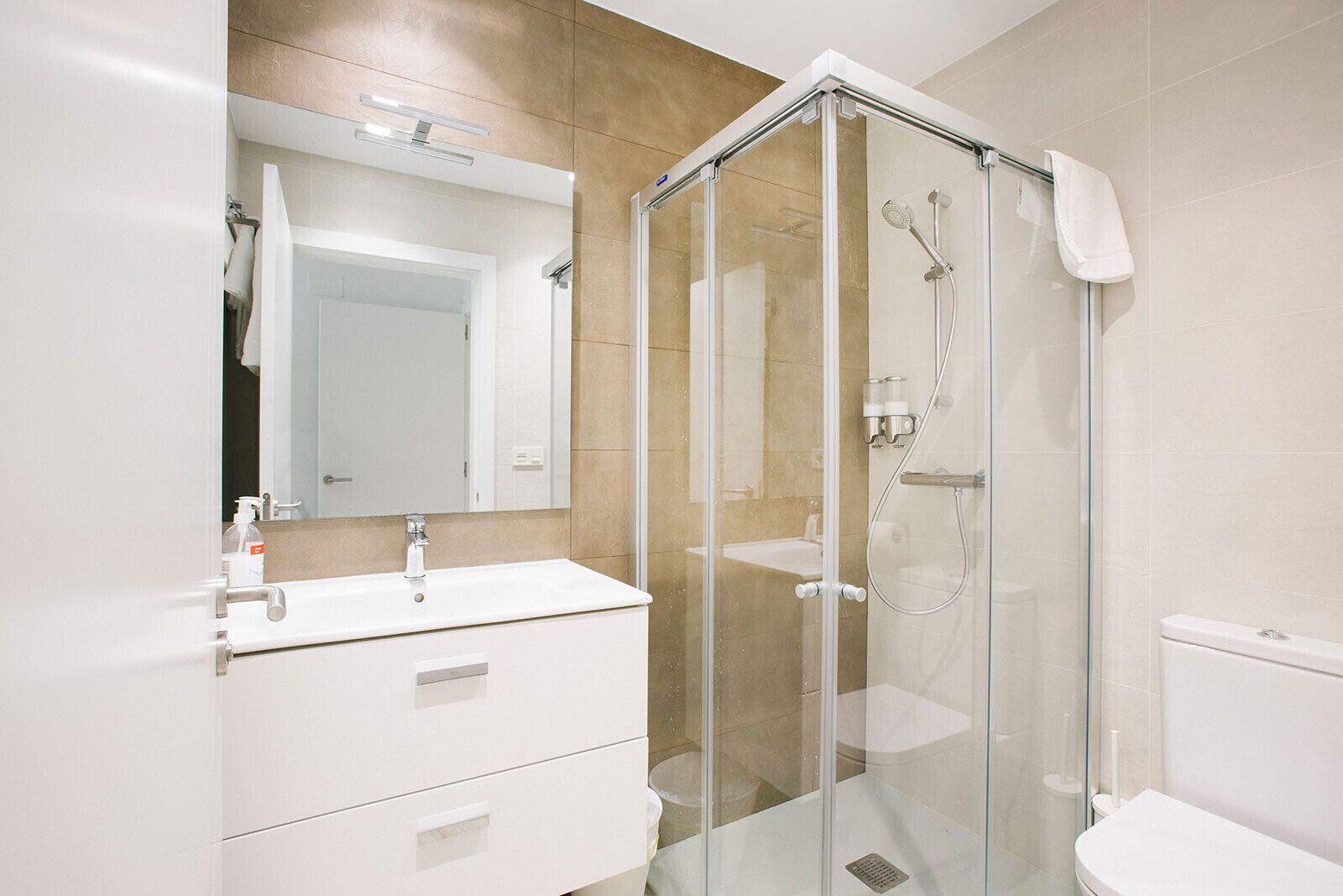 Een douche, een haardroger, handdoeken