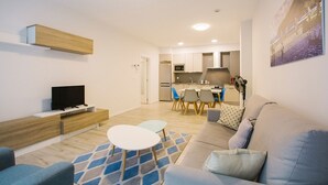 Un appartement moderne comprenant un salon, un coin repas et une cuisine.
