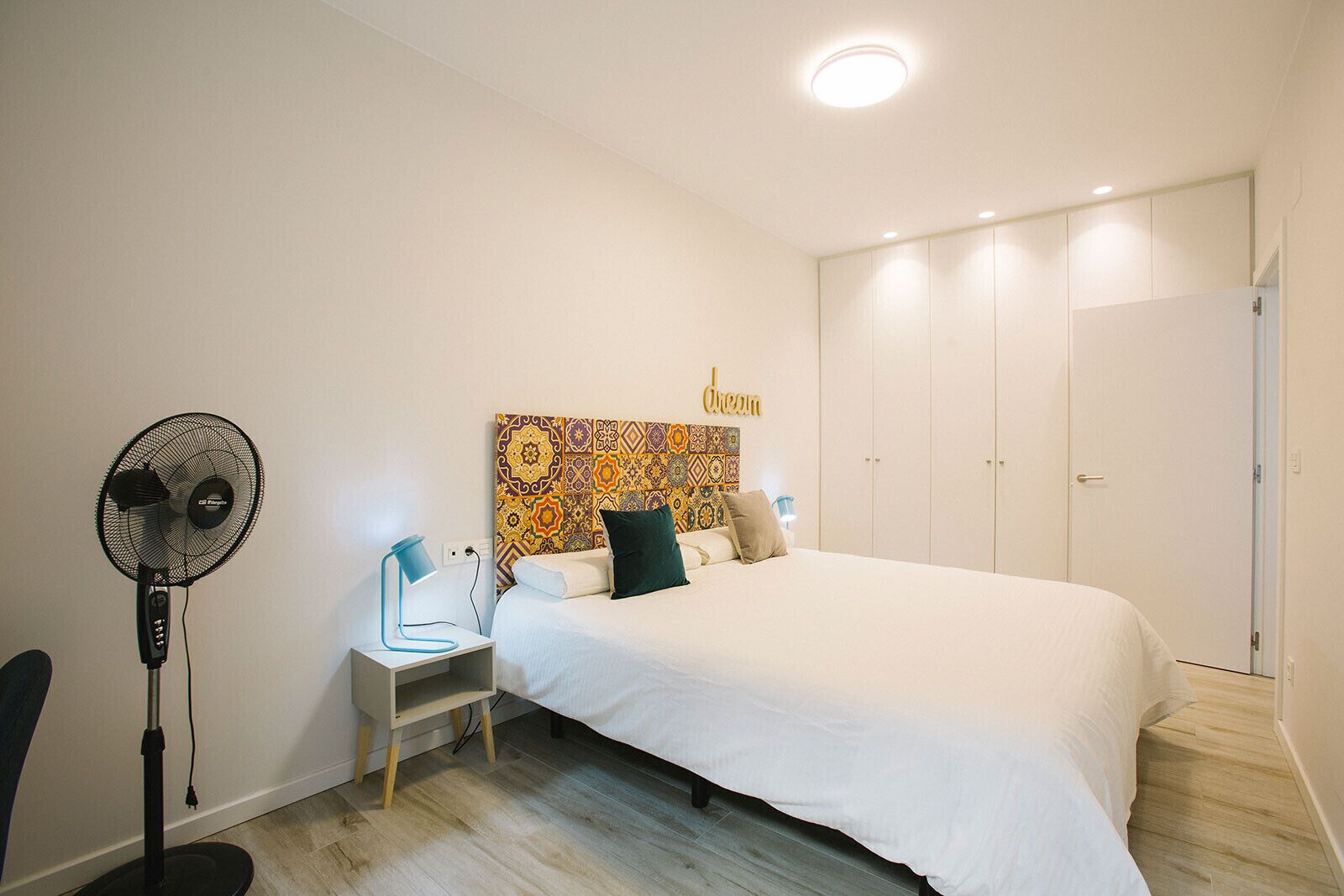 1 slaapkamer, een strijkplank/strijkijzer, gratis wifi, beddengoed