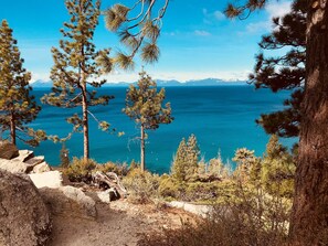 A mountainous landscape with pine trees and a clear view of a lake. - Updated Condo Close To The Ski Resorts and Lake Tahoe (Incline Village)