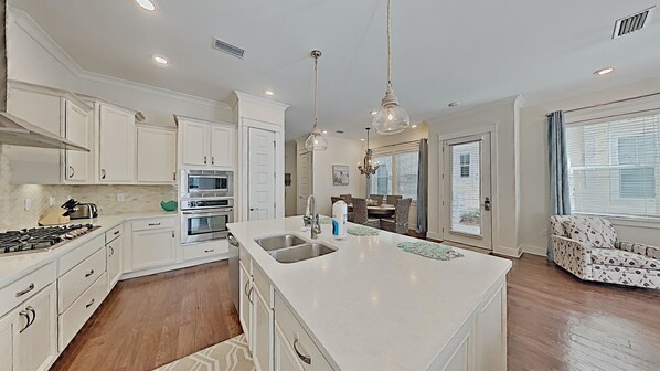 Full-size fridge, microwave, oven, stovetop