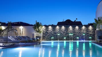 Piscina all'aperto, con ingresso dalle 07:30 alle 08:30, lettini